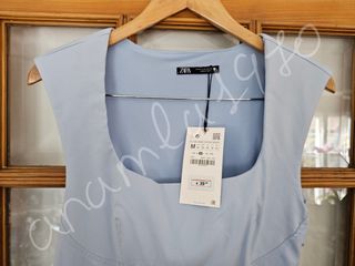 Vestido entallado corto hombreras azul z