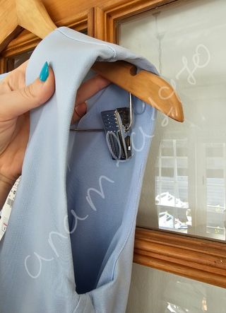 Vestido entallado corto hombreras azul z