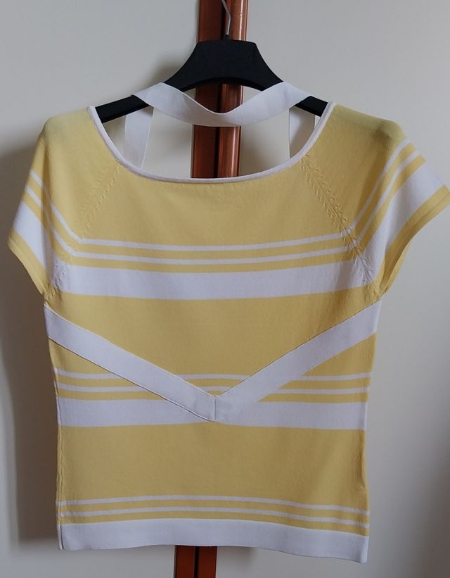 T-shirt con fascia sul collo