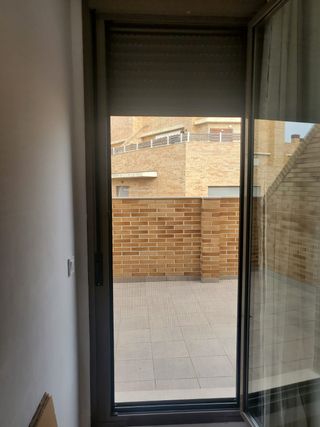 MOSQUITERAS ENROLLABLES EN BRONCE PARA PUERTAS