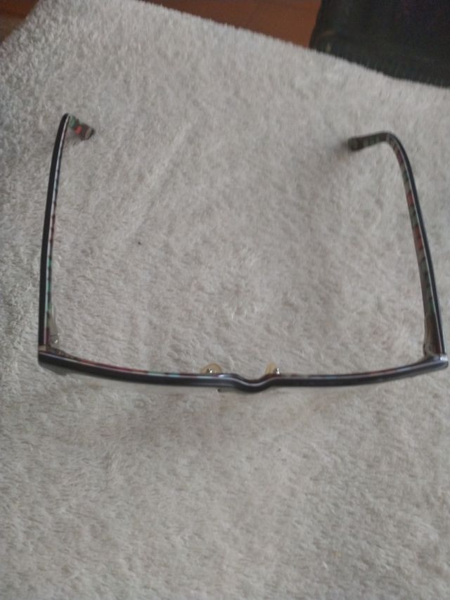 Gafas negras con detalles de colores