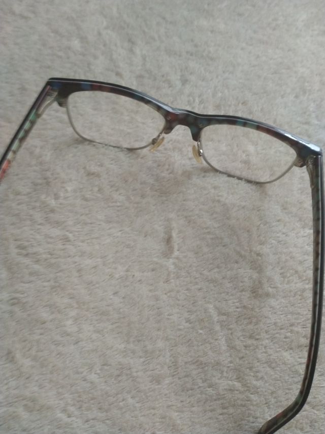 Gafas negras con detalles de colores