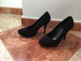 Botines y zapatos de ante negro Bershka 