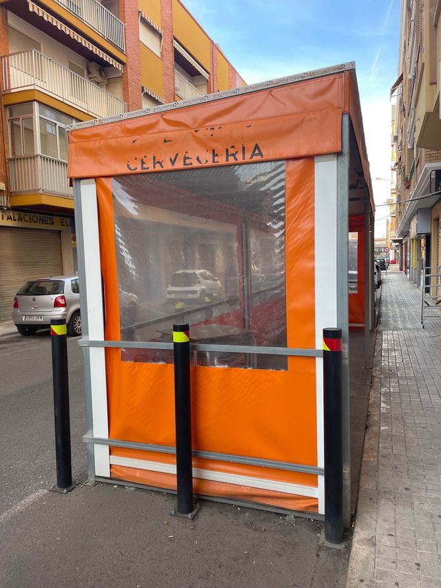 Terraza  bar con techo y toldos