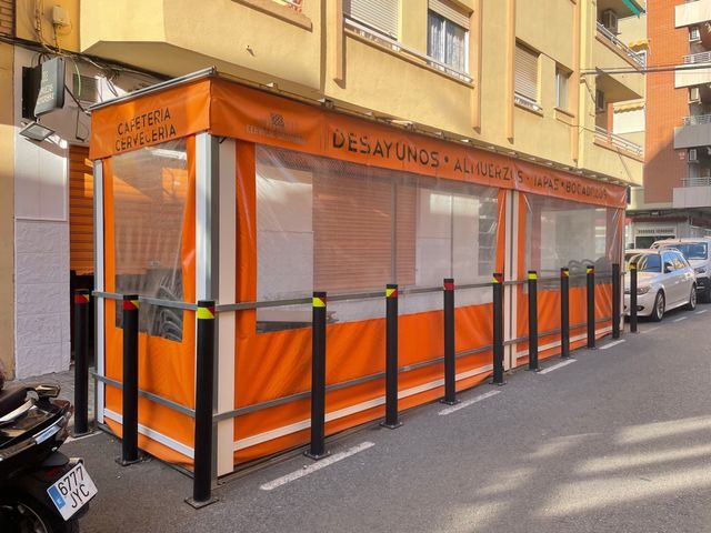 Terraza  bar con techo y toldos