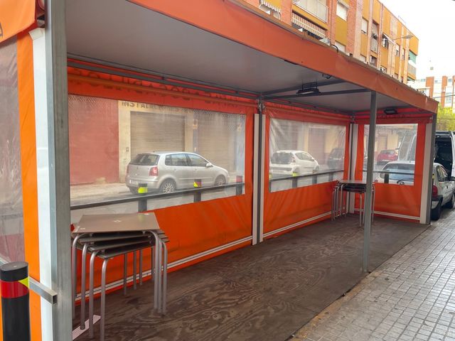 Terraza  bar con techo y toldos