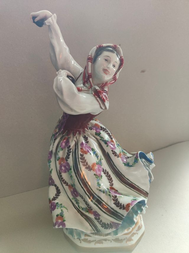 Bailarina en porcelana esmaltada