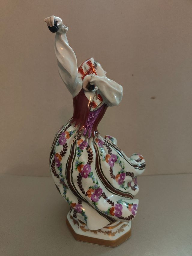 Bailarina en porcelana esmaltada