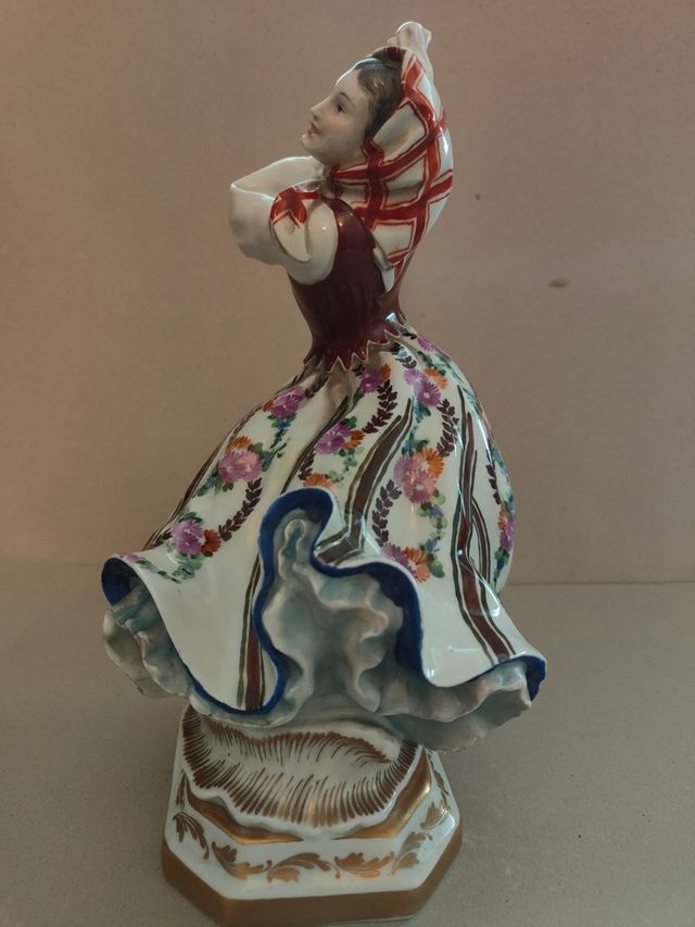 Bailarina en porcelana esmaltada