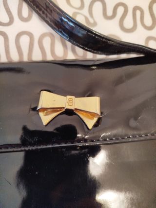 Bolso negro y dorado 