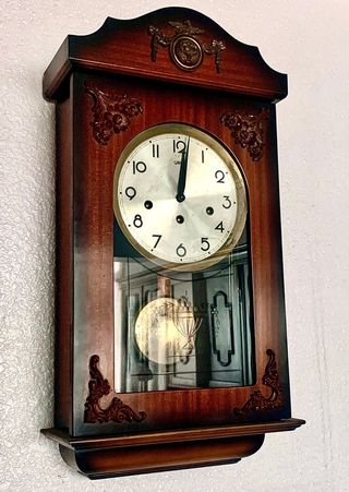Reloj de pared con péndulo