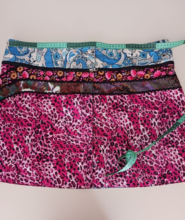 Falda recta con broches corta