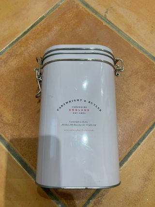 Caja par tés metálica