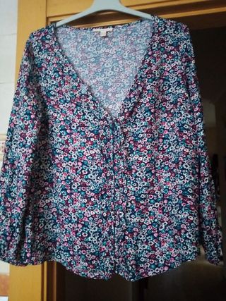 Camisa florecitas y volante