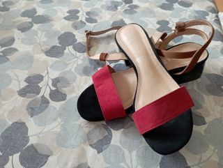 Sandalia baja rojo anaranjado y negra