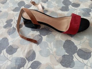 Sandalia baja rojo anaranjado y negra