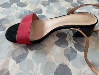 Sandalia baja rojo anaranjado y negra