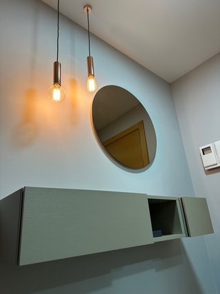 Mueble entrada de diseño con espejo y lamparas
