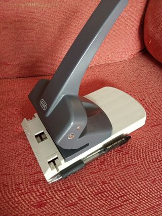 Maquina de taladrar papel