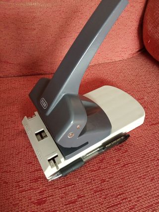 Maquina de taladrar papel