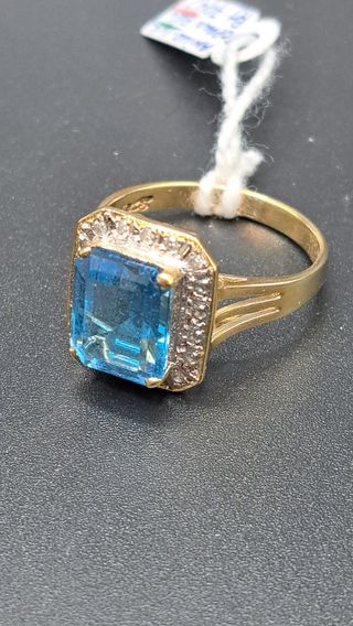 Anillo de Oro de 14K con Dimantes Y Topacio 