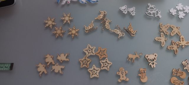 Decorazioni in legno in lotto