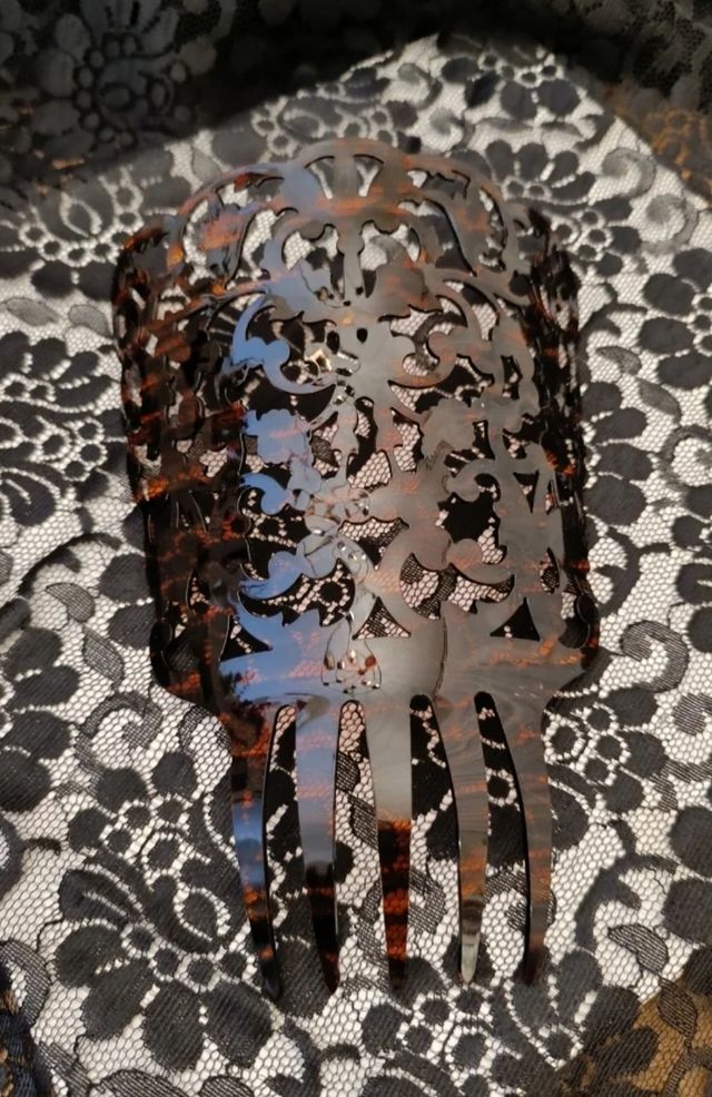 Peina , peineta o teja