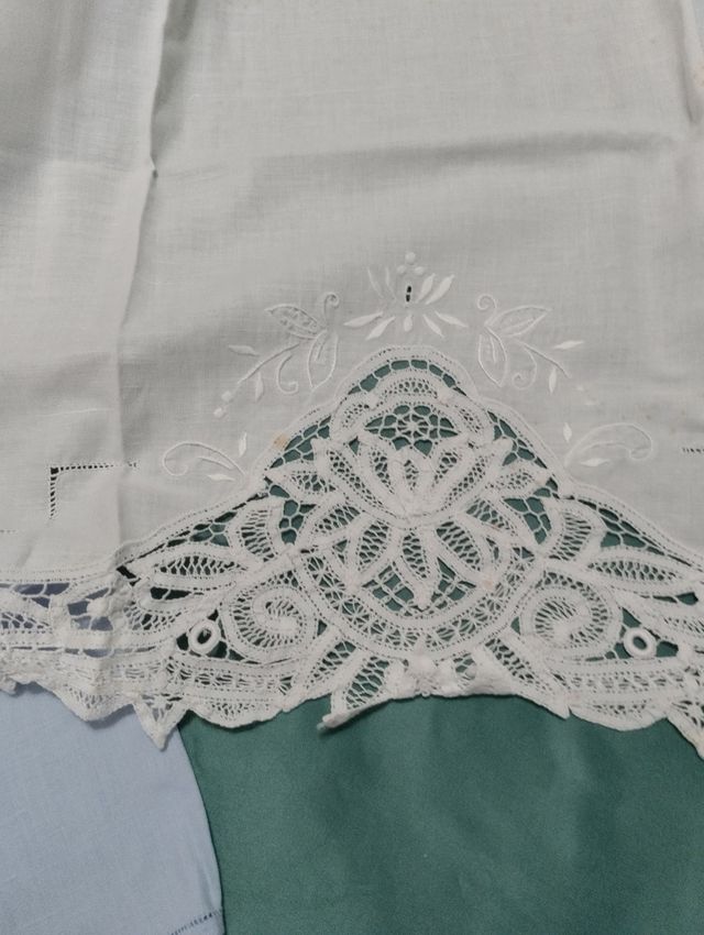 Due asciugamani ricamate in lino