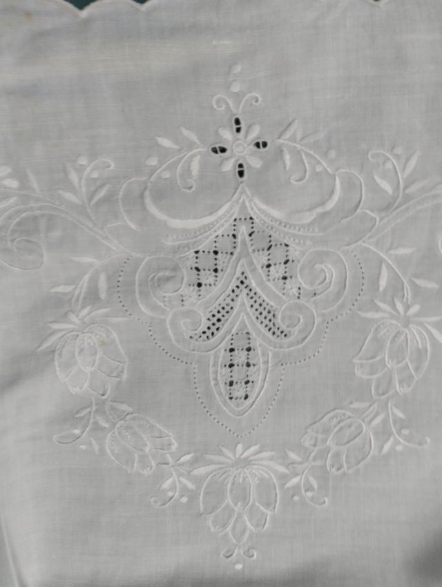 Due asciugamani ricamate in lino