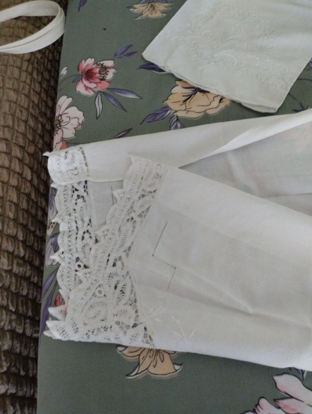 Due asciugamani ricamate in lino