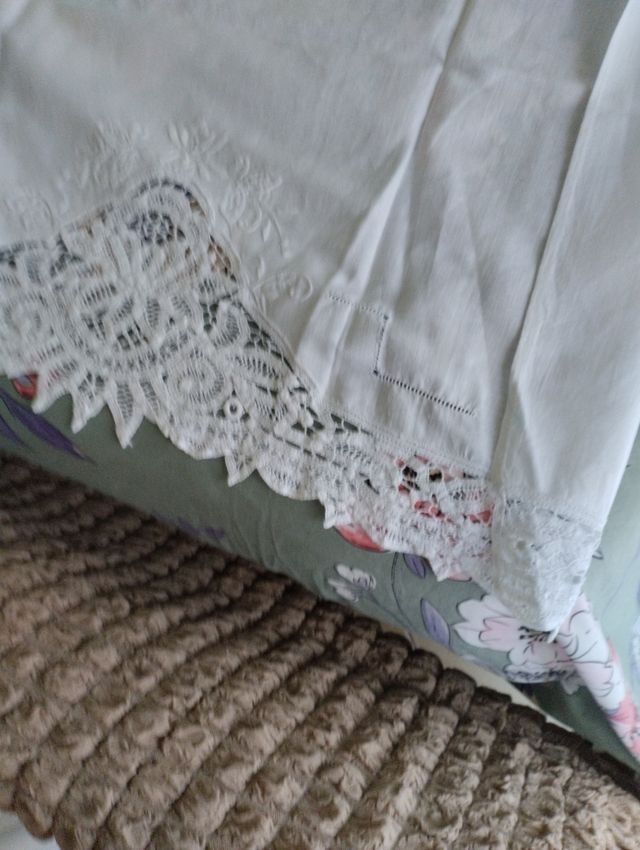 Due asciugamani ricamate in lino