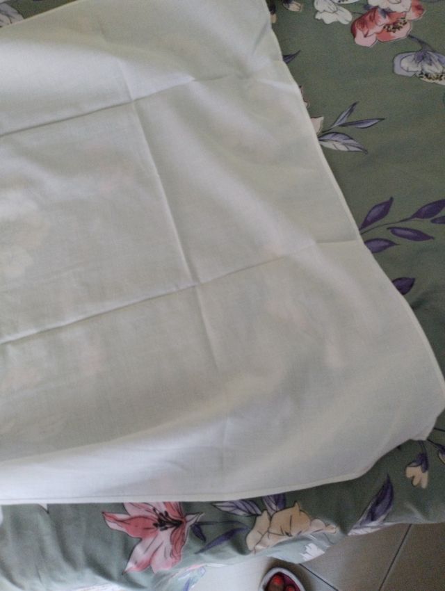 Due asciugamani ricamate in lino