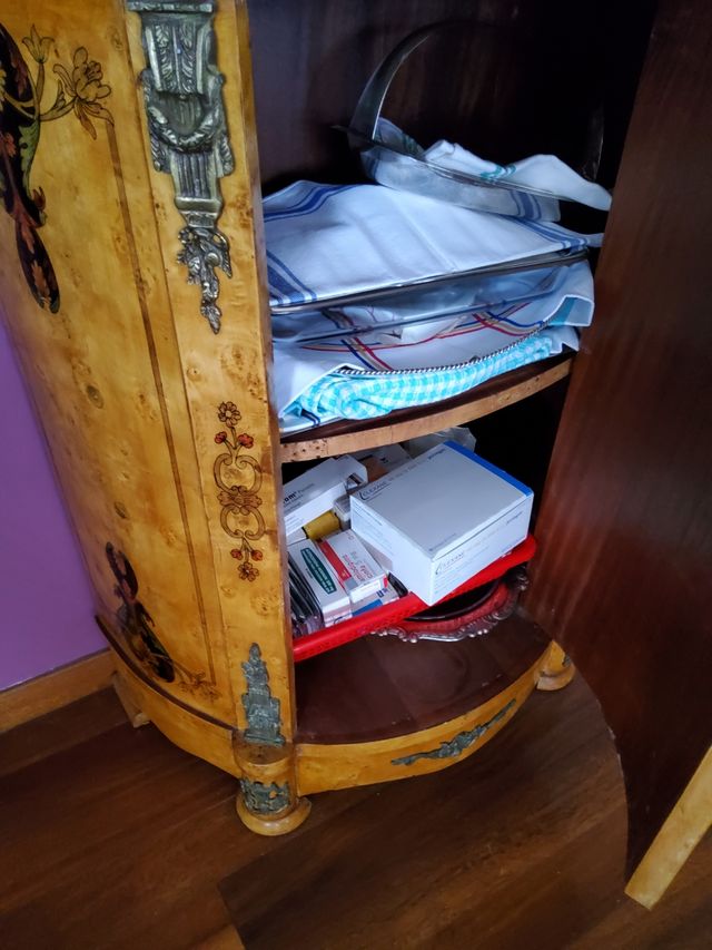 Mueble barrigón antiguo, bien conservado.