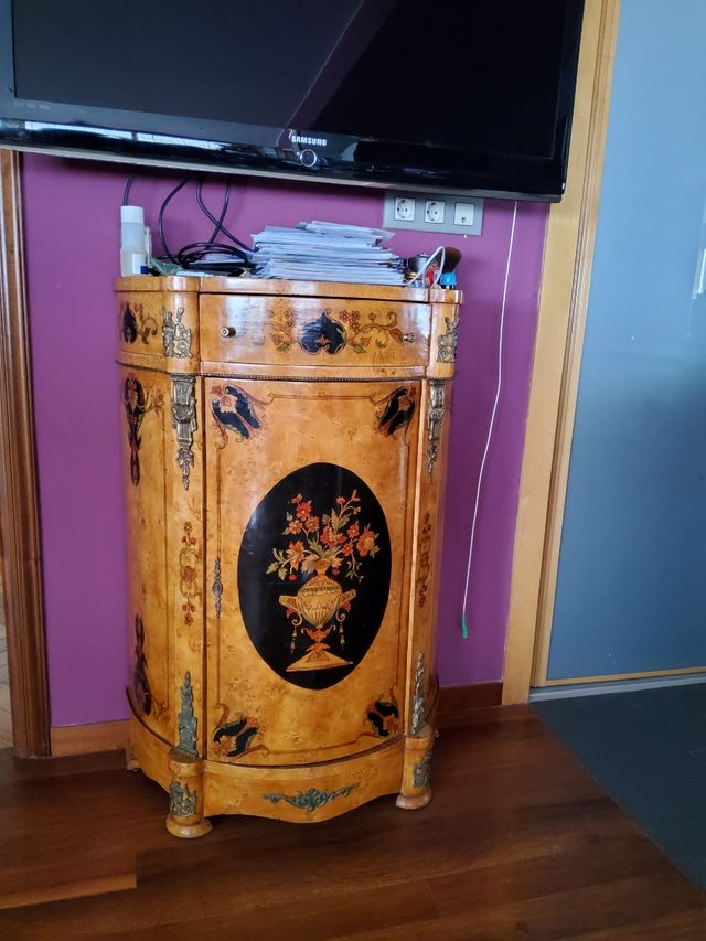 Mueble barrigón antiguo, bien conservado.