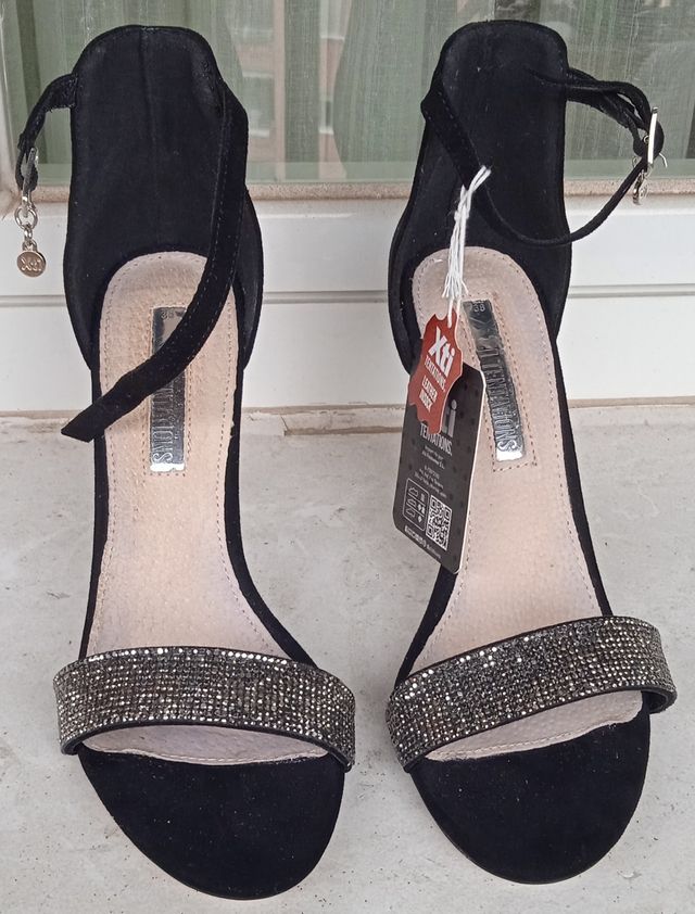 Sandalias negras de ante y con brillante