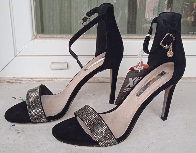 Sandalias negras de ante y con brillante