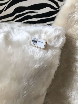 Manta y cojín efecto pelo en blanco