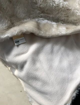 Manta y cojín efecto pelo en blanco