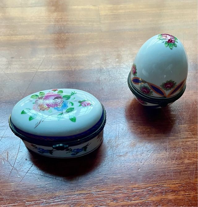 Cajita y huevo de porcelana Sajonia