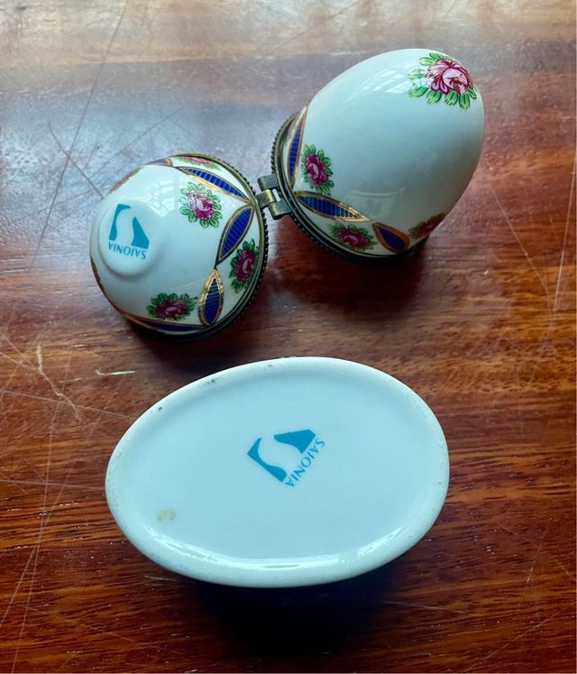 Cajita y huevo de porcelana Sajonia