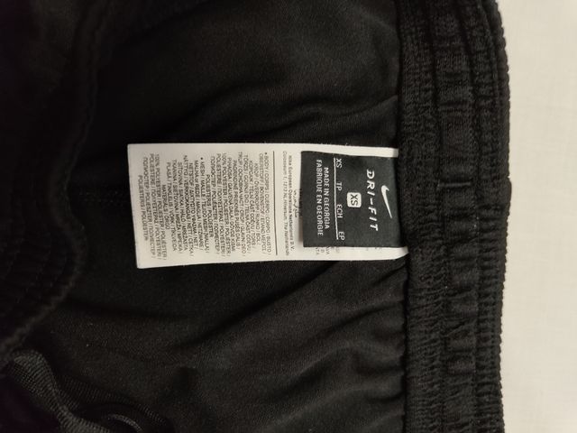 Pantalón Nike ajustado