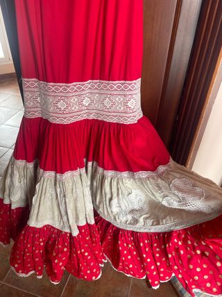 Traje de flamenca rojo y encaje