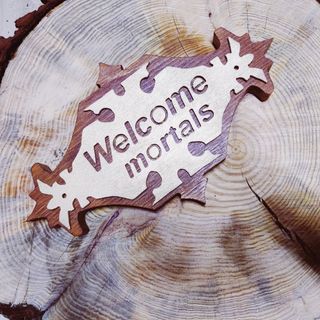 Insegna Welcome Mortals in faggio