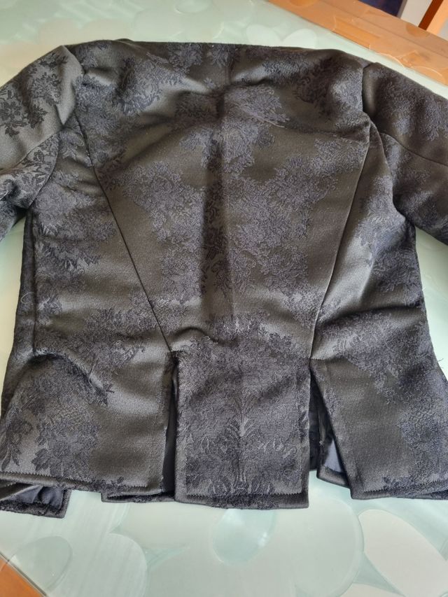 Cuerpo de fallera negro.