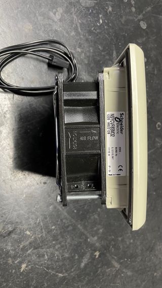 Ventilador con rejilla para armario eléctrico