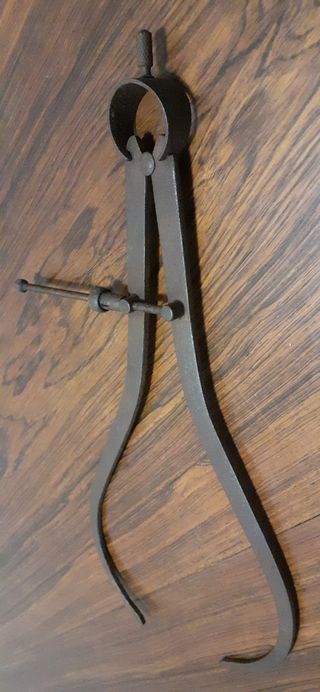 Calibrador hierro antiguo. Herramienta antigua.