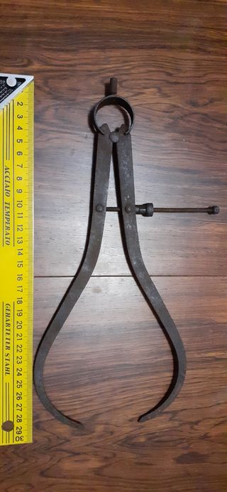 Calibrador hierro antiguo. Herramienta antigua.