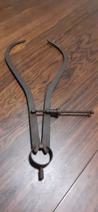 Calibrador hierro antiguo. Herramienta antigua.
