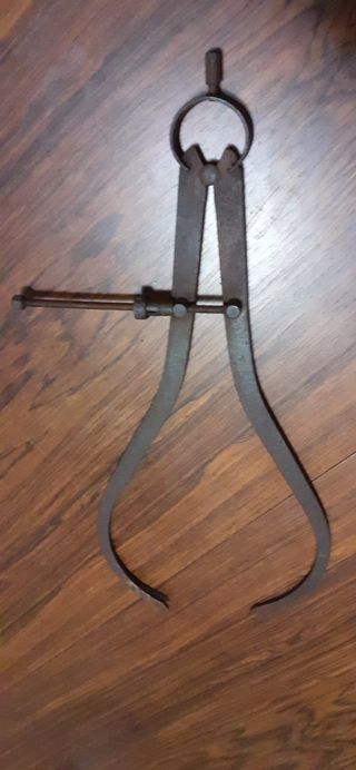 Calibrador hierro antiguo. Herramienta antigua.