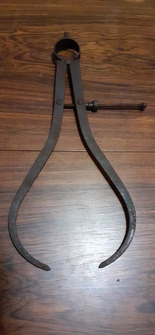 Calibrador hierro antiguo. Herramienta antigua.